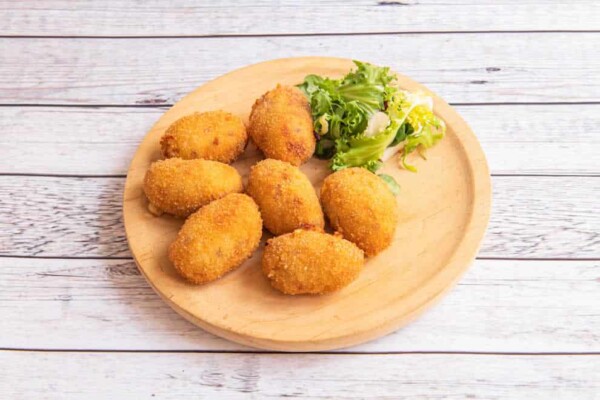 Croquettes de riz au four avec jambon et fromage, idéal pour un apéro
