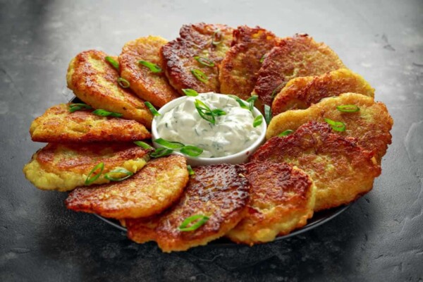 Galettes de pommes de terre au maïs, bacon et cheddar