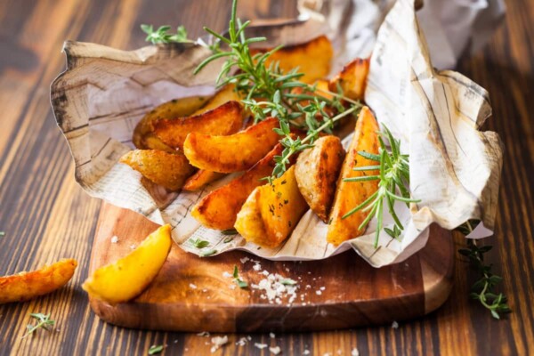 Pommes de terre au four croustillantes à l'extérieur et moelleuses à l'intérieur