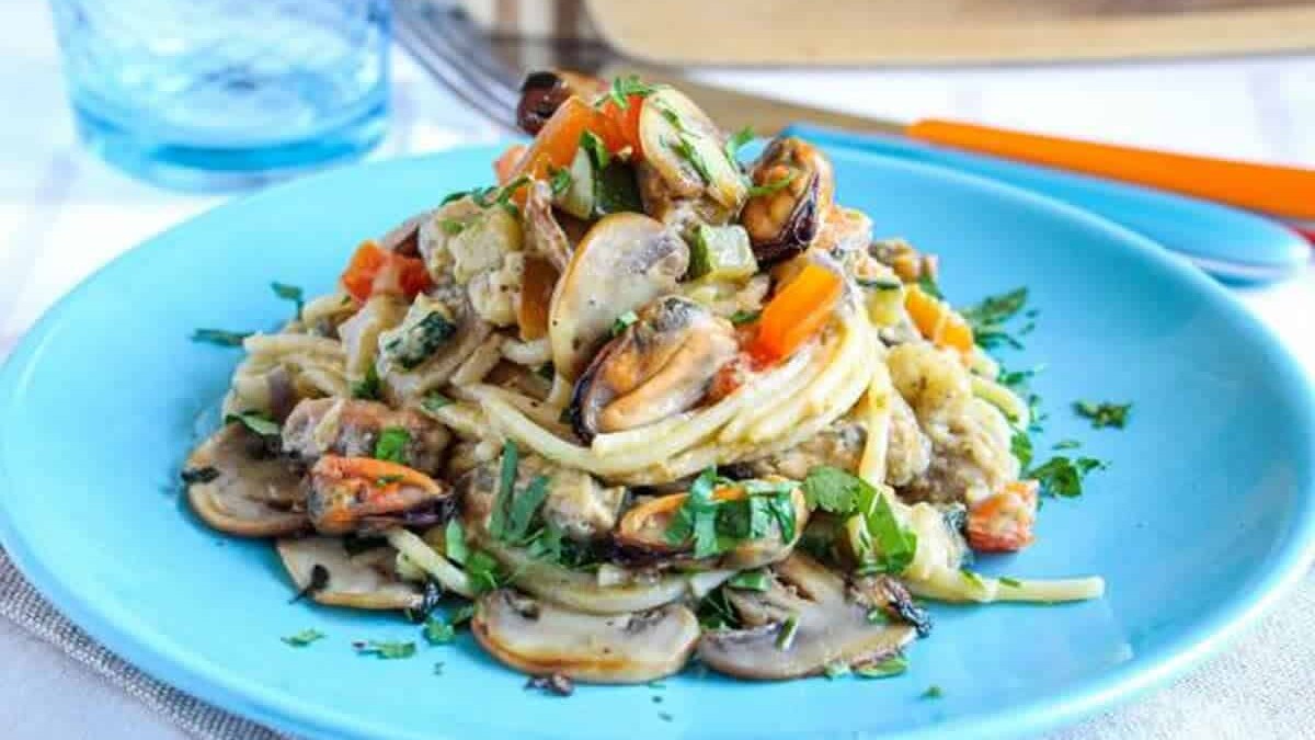 Spaghetti à la crème de champignons, légumes variés et moules