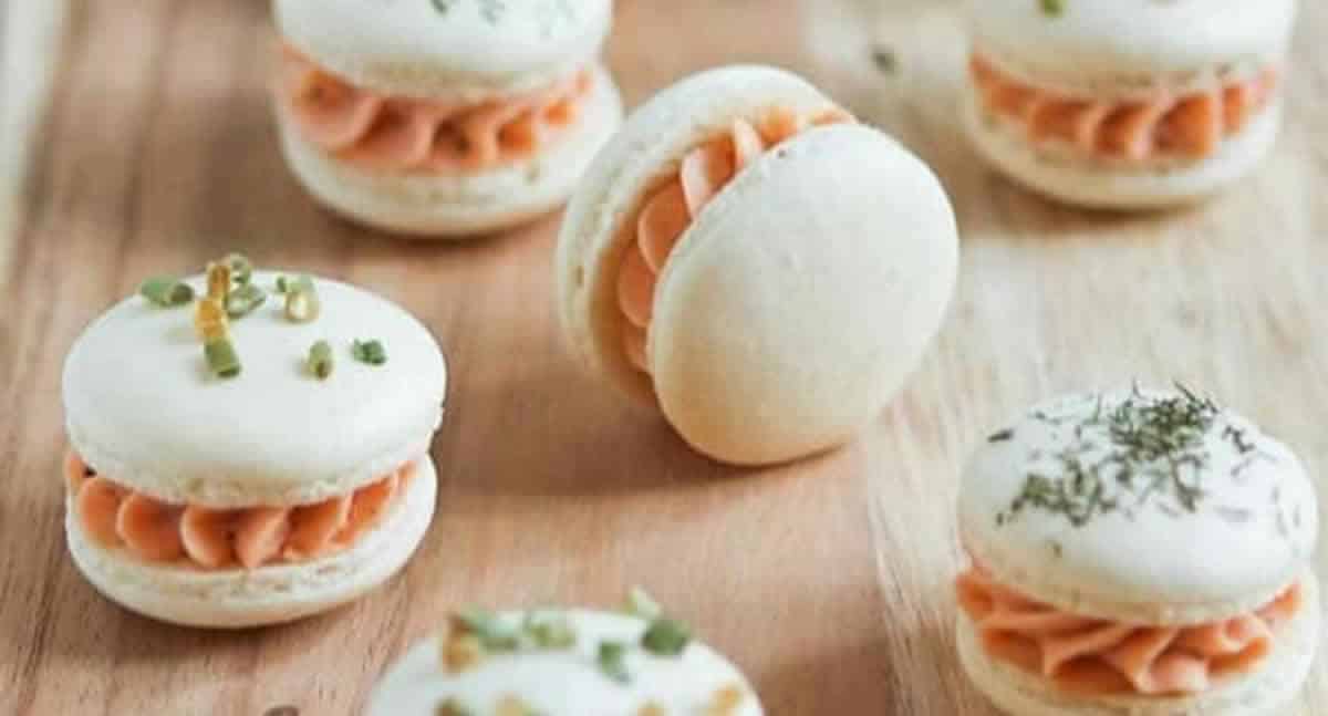 Macarons salés à la mousse de saumon (Noël)