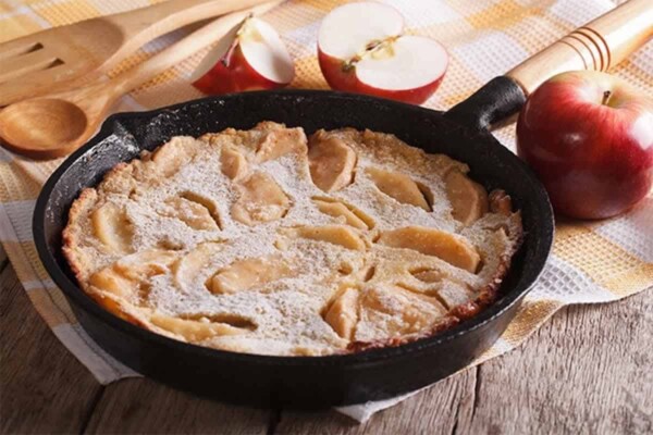 Gâteau léger aux pommes à la poêle : Une merveille de simplicité et de saveur
