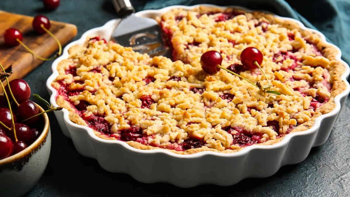 Tarte crumble aux cerises : Un dessert irrésistible et croquant