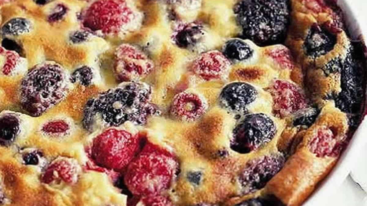 Clafoutis aux fruits rouges - Un dessert doux, crémeux et rempli de fruits