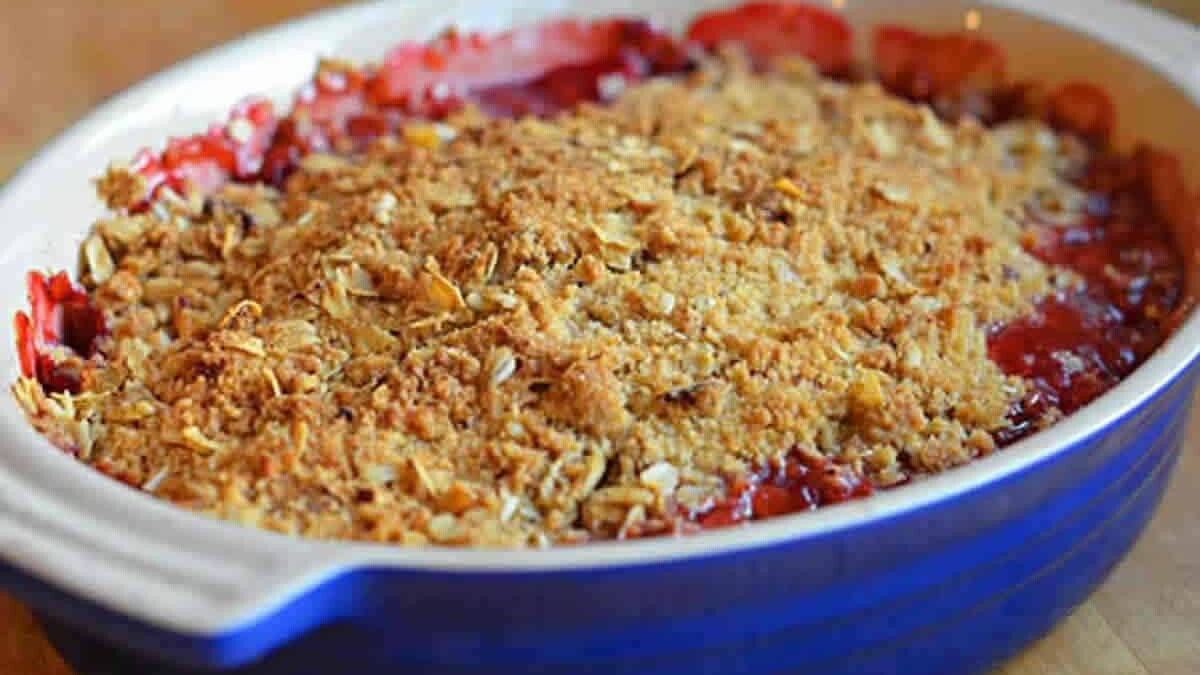 Crumble à la rhubarbe et aux fraises - Un dessert printanier exquis