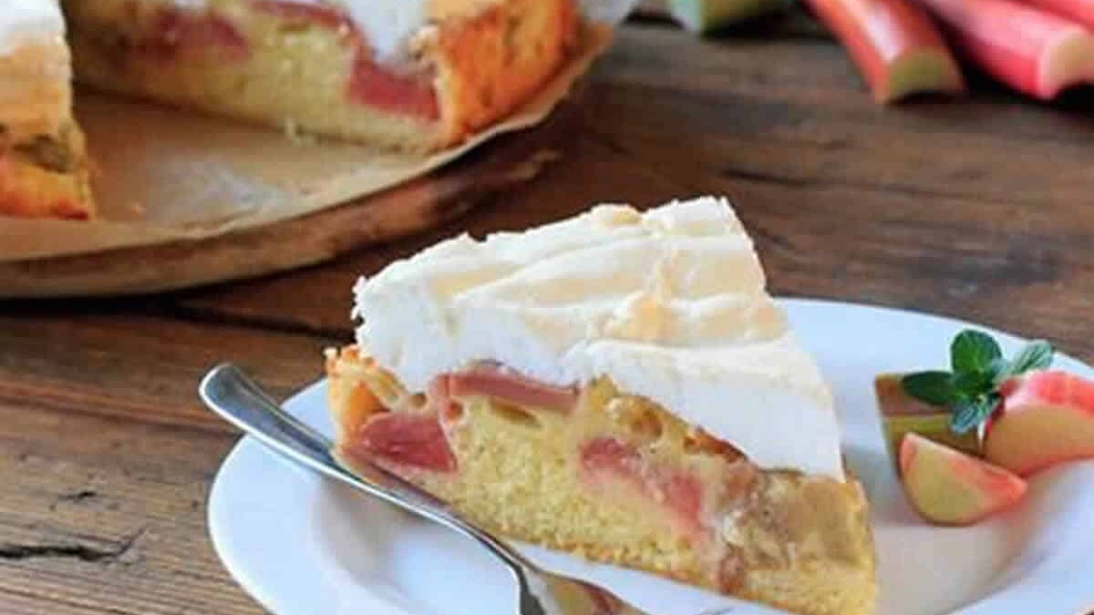 Tarte à la rhubarbe Alsacienne meringuée : Un délice Franc-Comtois
