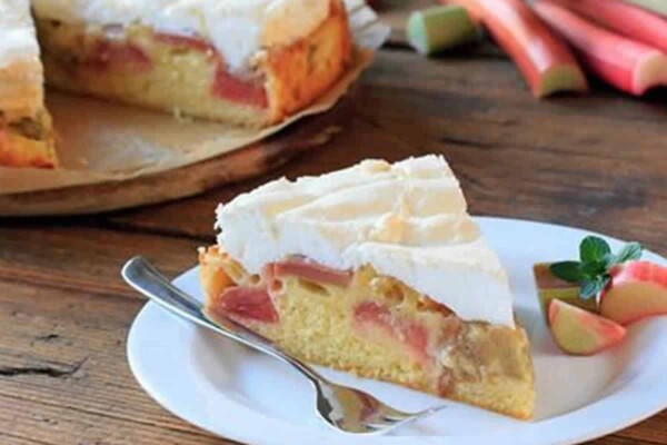 Tarte à la rhubarbe Alsacienne meringuée : Un délice Franc-Comtois