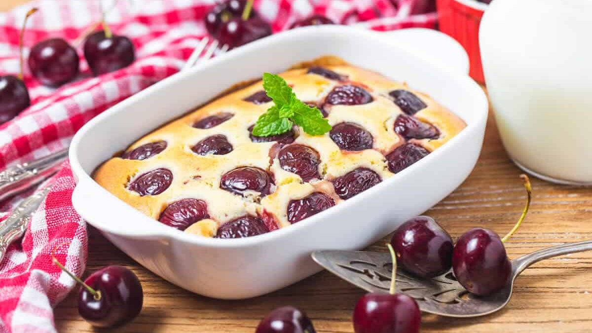 Clafoutis de cerises au fromage blanc : Un dessert d'été facile à préparer