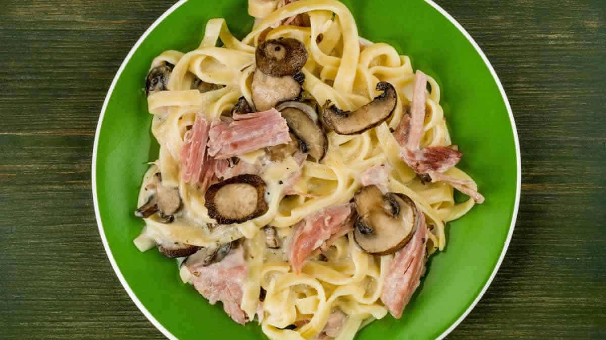 Pâtes au jambon et aux champignons : Un repas familial en moins de 30 minutes