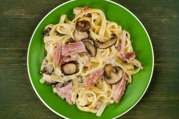 Pâtes au jambon et aux champignons : Un repas familial en moins de 30 minutes
