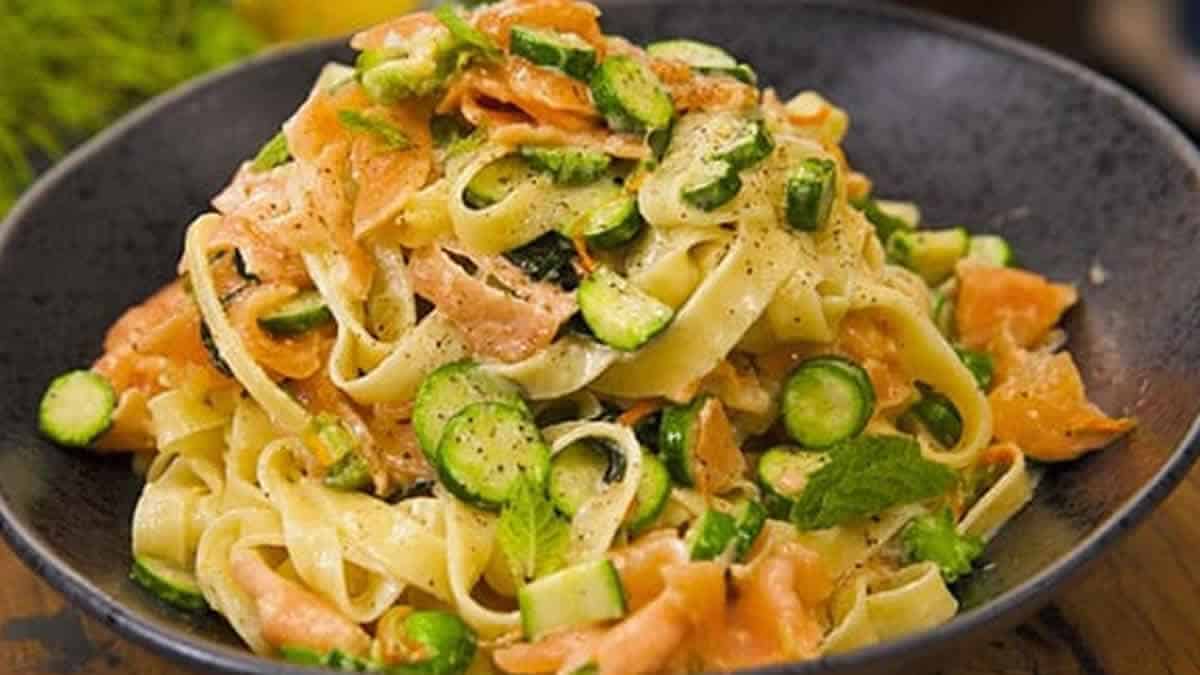 Pâtes au saumon et courgette : Un plat savoureux et équilibré
