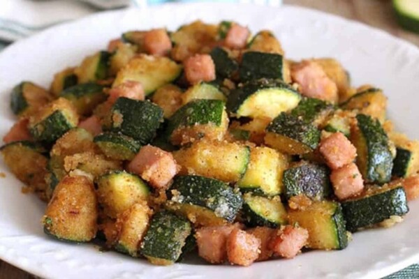 Poêlée de courgettes au jambon et au parmesan : Un repas simple et savoureux