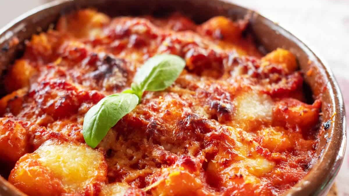 Pommes de terre gratinées à la sauce tomate : Un plat réconfortant et savoureux