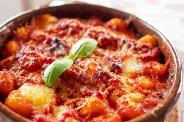 Pommes de terre gratinées à la sauce tomate : Un plat réconfortant et savoureux