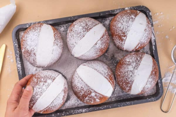 Maritozzi à la crème : Des petites brioches moelleuses garnies de chantilly