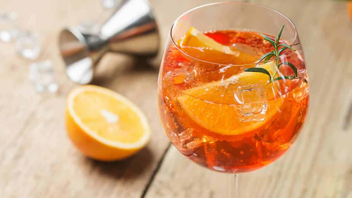 L'Aperol Spritz : Le Cocktail Estival Italien qui Ensoleillera vos Apéritifs
