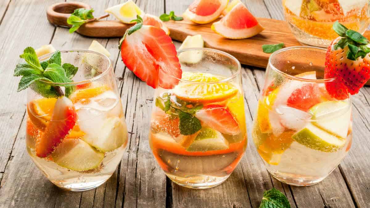 Rafraîchissez-vous avec notre Sangria Blanche Estivale : Un Cocktail Élégant et Fruité