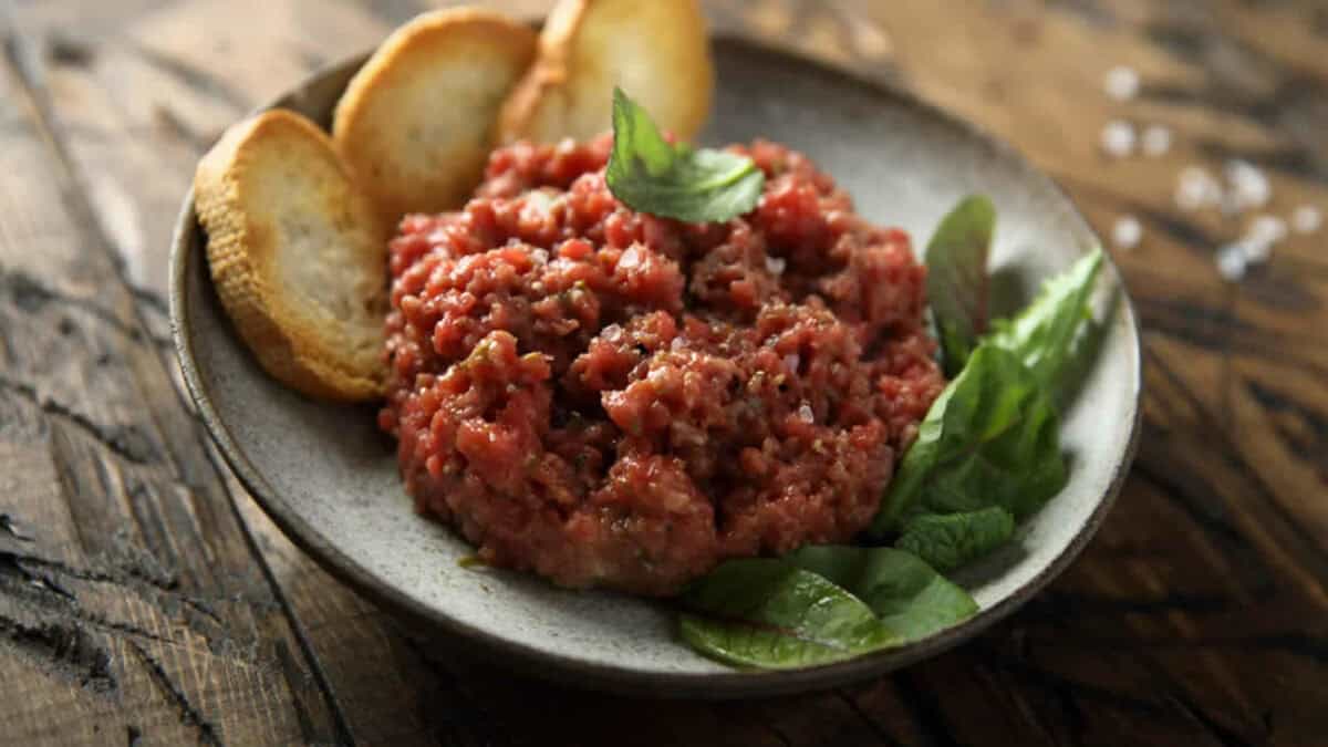 Steak Tartare à la Française : L'Art de Sublimer la Viande Crue comme un Chef Étoilé !