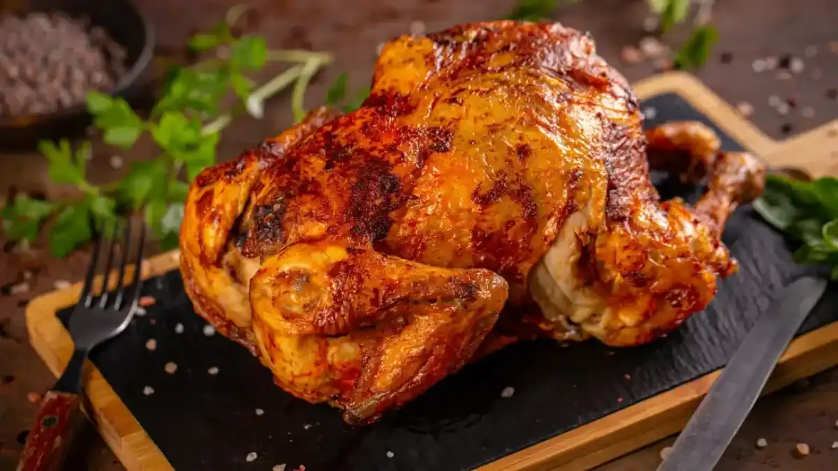 poularde au four dorée et moelleuse dans son plat avec herbes