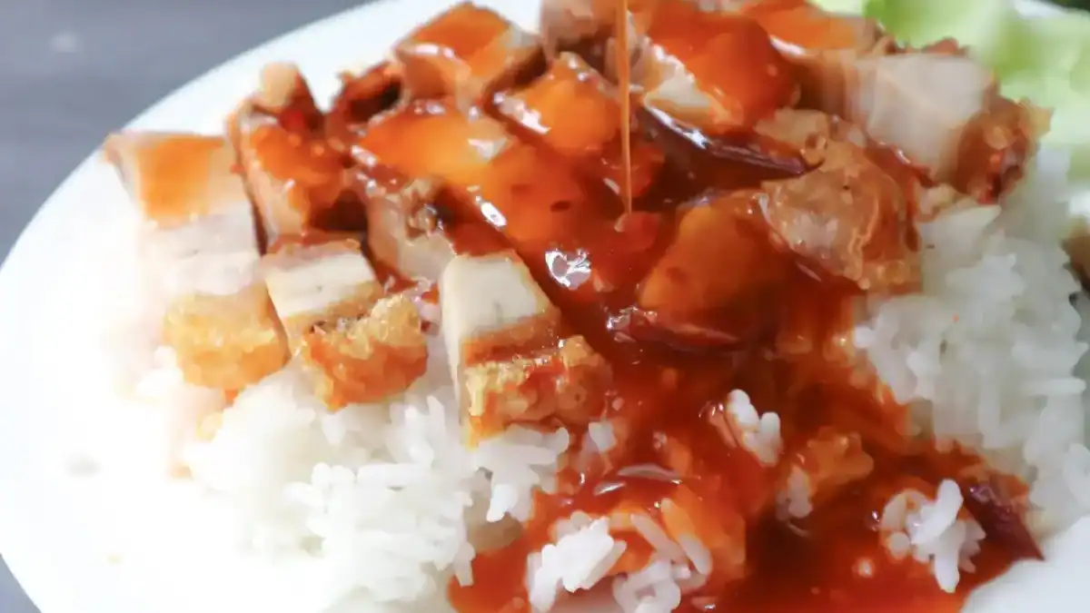 Recette Tasty Crousty servis dans une assiette avec du Riz et Sauce Crousty
