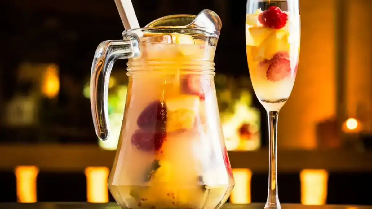 sangria blanche portugaise au vinho verde avec pêche, orange et menthe fraîche