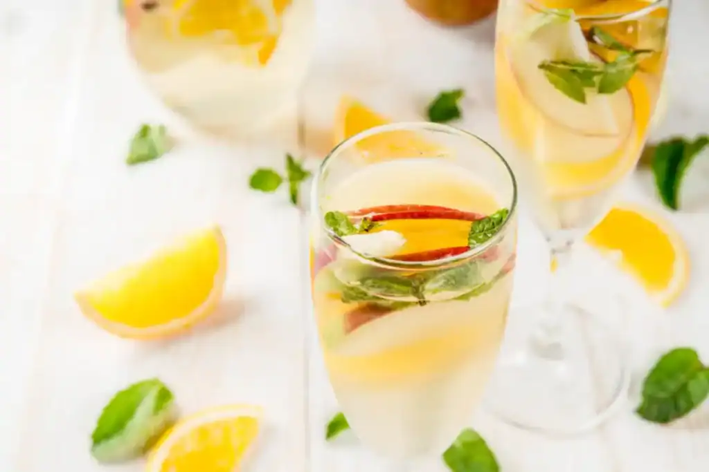 La sangria blanche portugaise, servie très fraîche avec des fruits d'été.