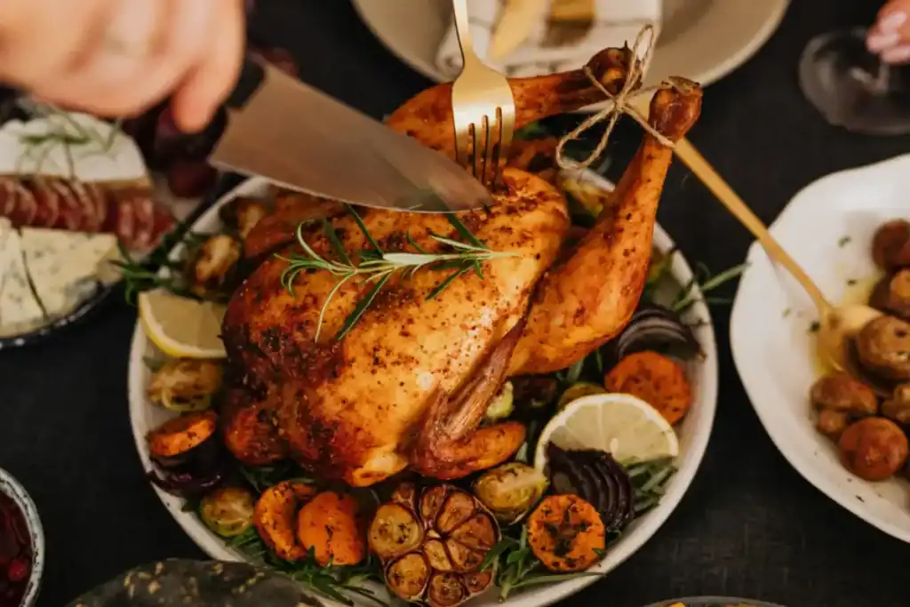 Une poularde au four dorée, à la chair fondante et au jus corsé.