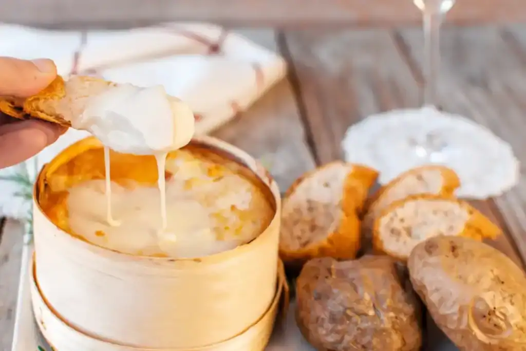 Le mont d'or au four, coulant à souhait dans sa boîte en épicéa.
