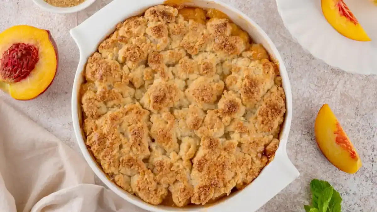 crumble aux pêches doré dans un plat à gratin