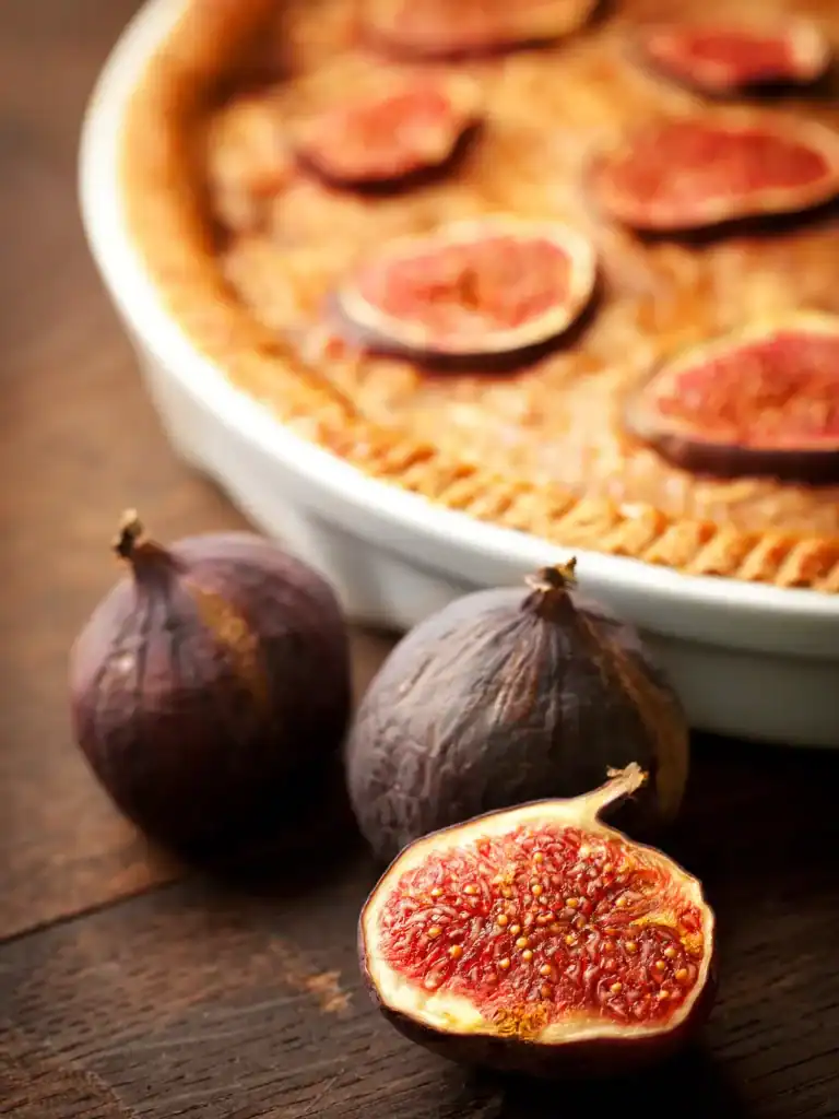 Tarte aux figues fraîches sur crème d'amande, figues violettes à peine caramélisées
