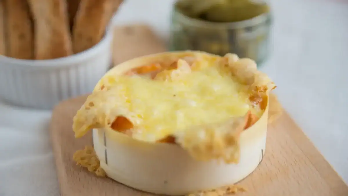 camembert rôti au four coulant dans sa boîte en bois