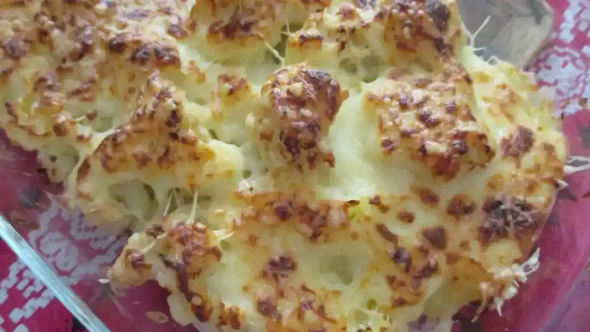 chou-fleur à la béchamel au Thermomix gratiné dans un plat avec fromage doré et muscade