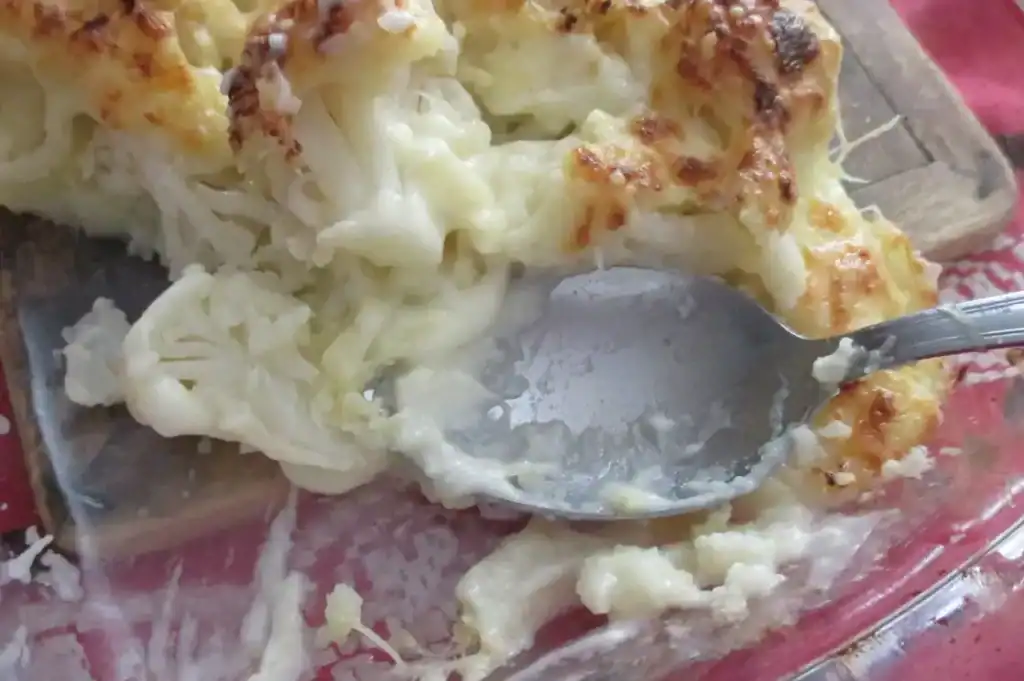 Chou-fleur à la béchamel au Thermomix, gratiné au four après cuisson des bouquets au Varoma.
