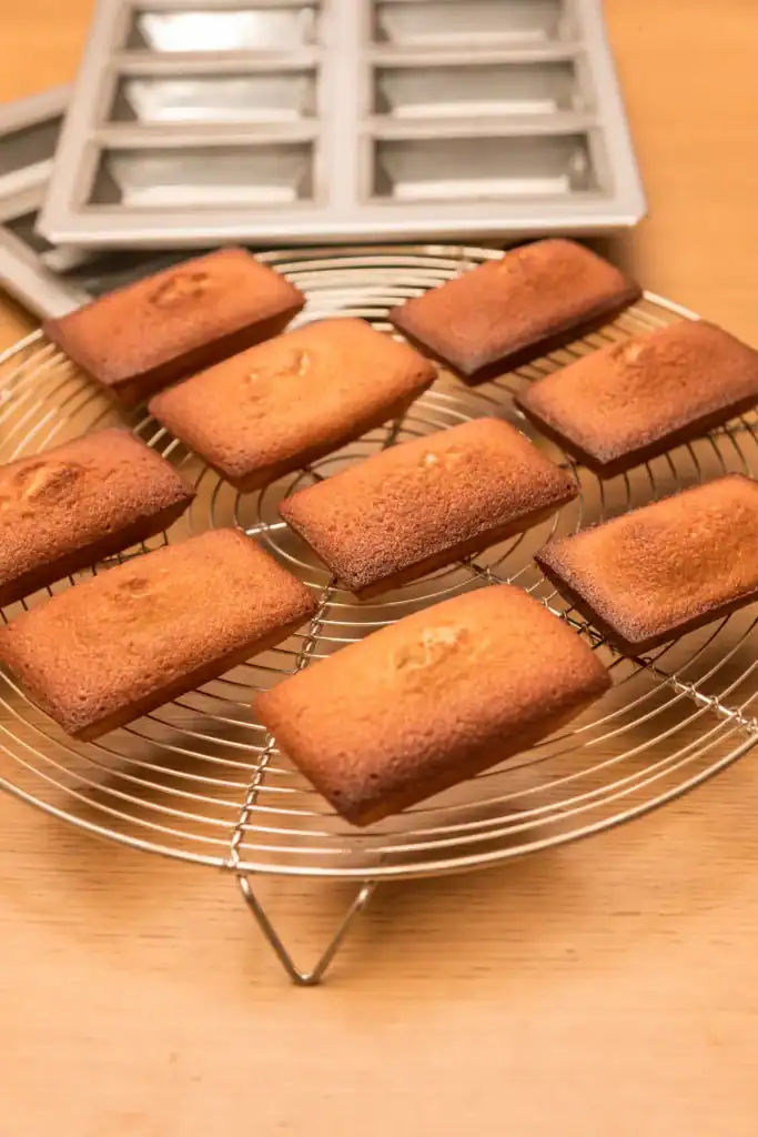 Financiers dorés au beurre noisette refroidissant sur une grille
