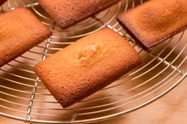 Financiers dorés refroidissant sur une grille