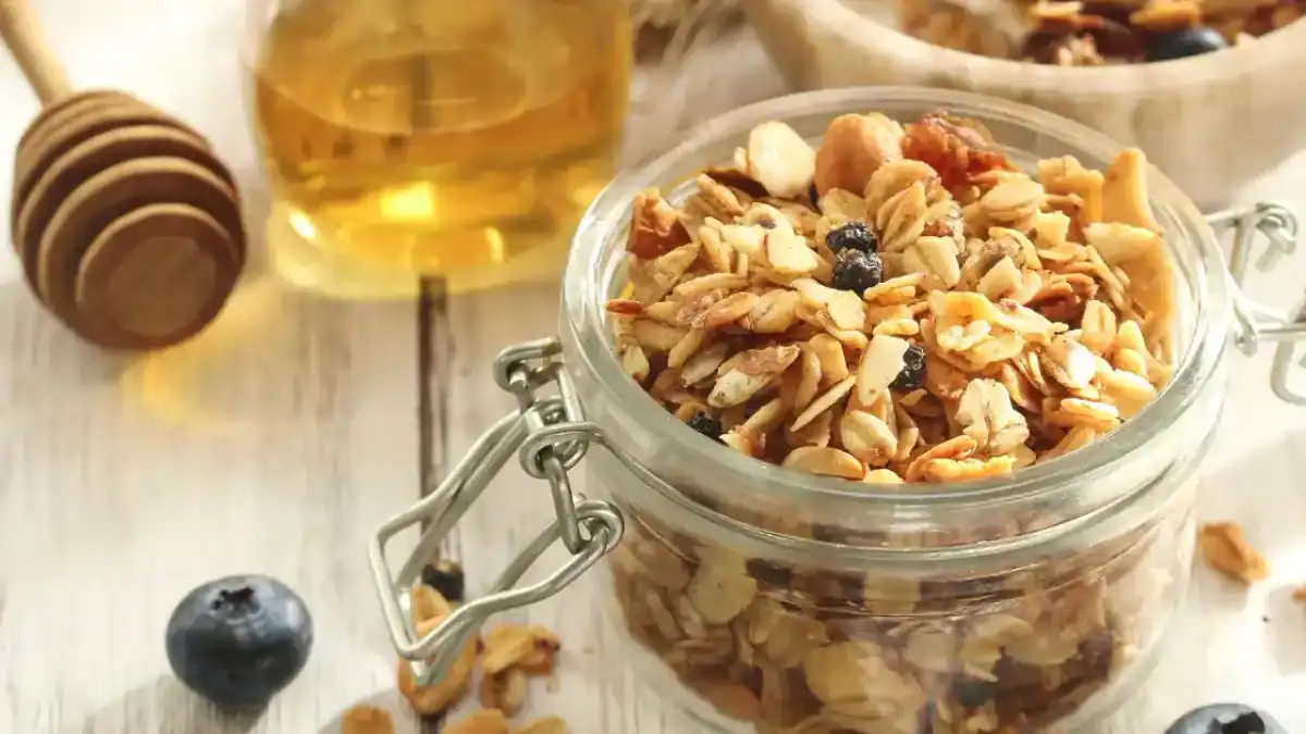 Granola maison healthy en gros clusters croustillants dans un bocal