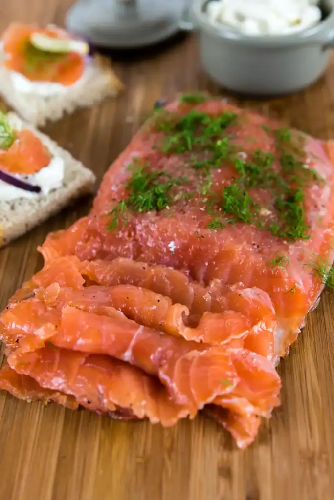 Saumon gravlax tranché en biais, servi avec sa sauce moutarde-aneth