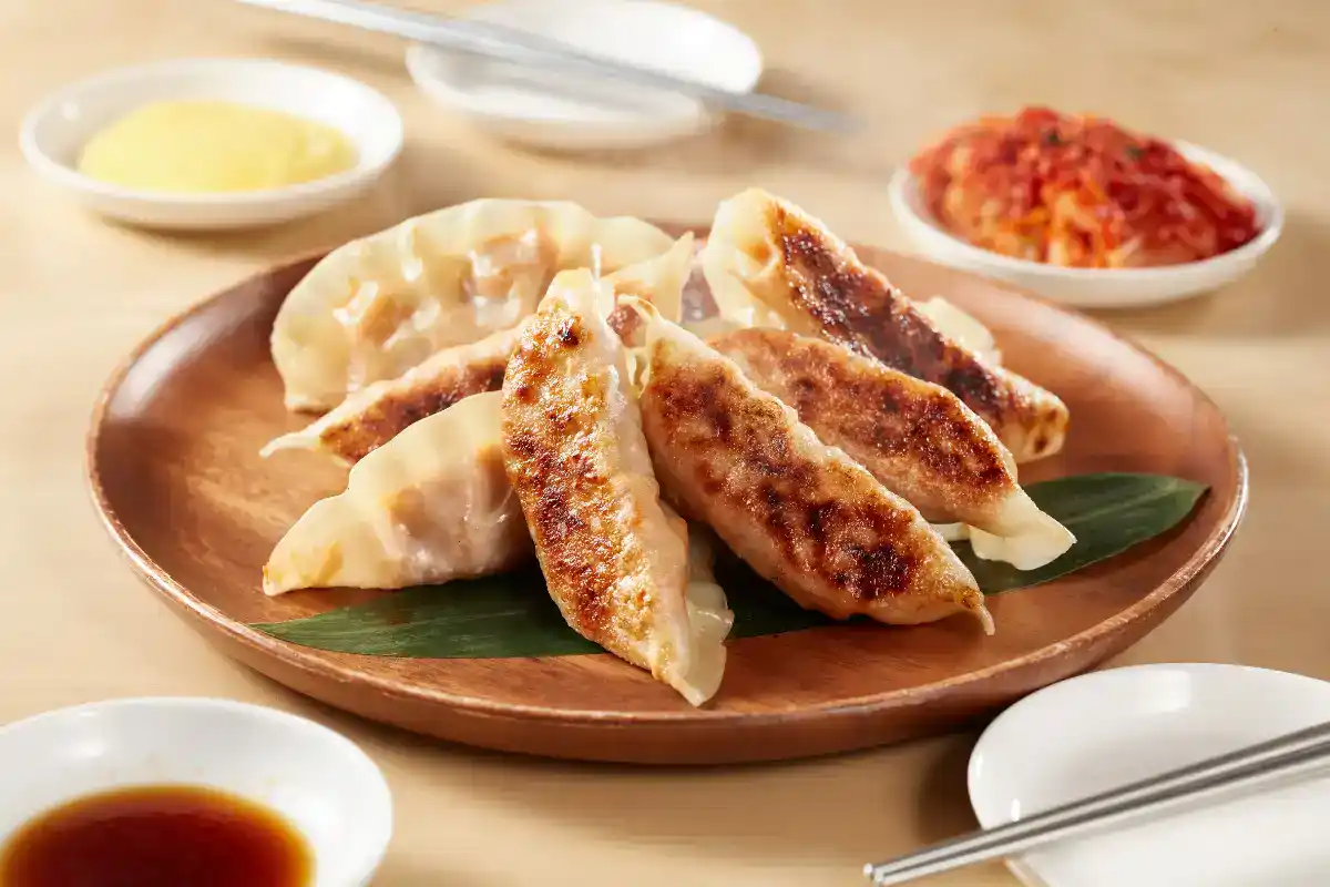gyoza au poulet dorés à la poêle avec leur sauce soja vinaigre