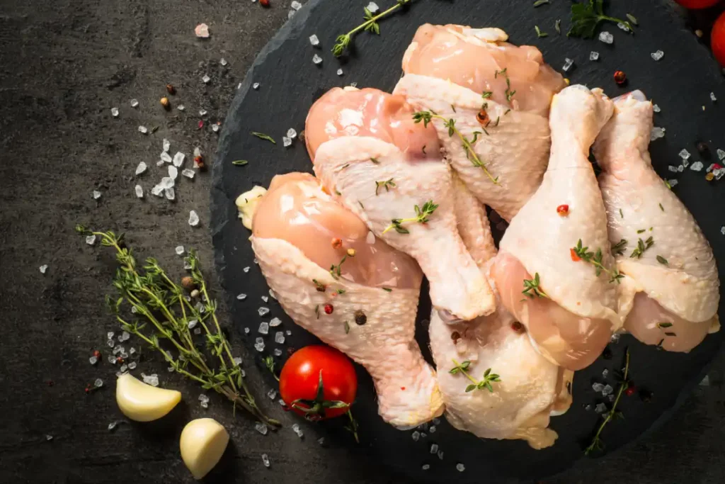 pilons de poulet salés à sec posés sur une grille avant cuisson
