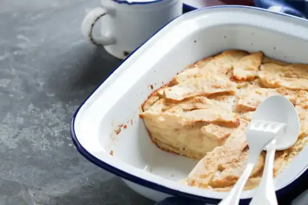 Flognarde aux pommes au Thermomix dorée et gonflée dans un plat en céramique
