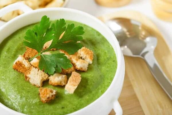 Velouté de mâche au Thermomix, onctueux et parfumé aux lardons