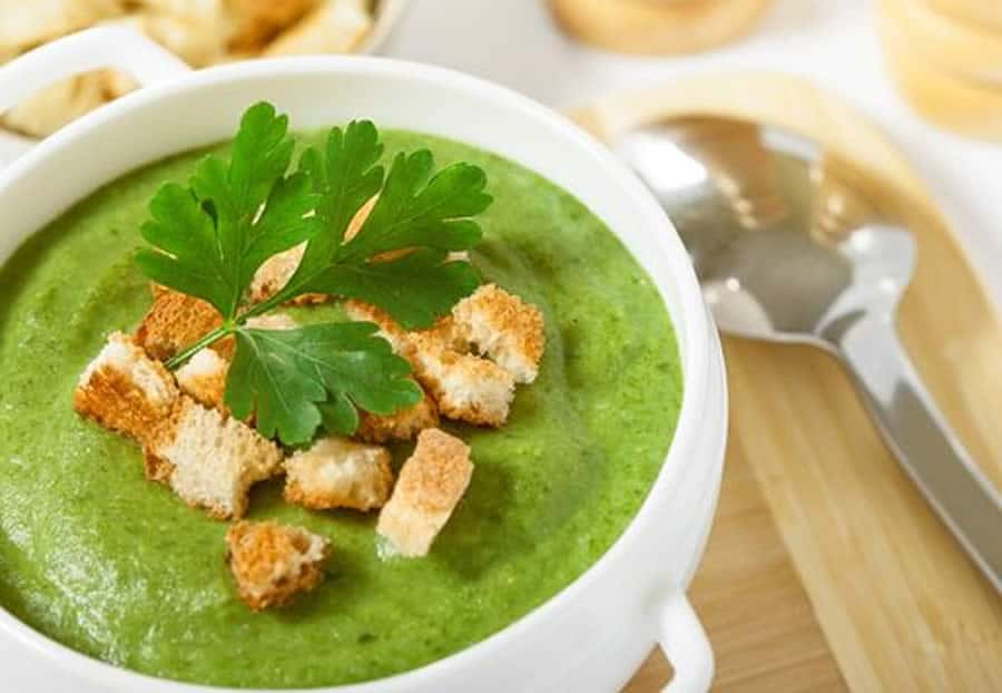 Velouté de mâche au Thermomix, onctueux et parfumé aux lardons