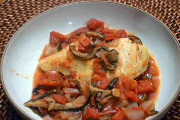 Blanc de Poulet Sauce Tomate et Champignons au Thermomix : Recette Facile Blanc de Poulet Sauce Tomate et Champignons au Thermomix : Recette Facile