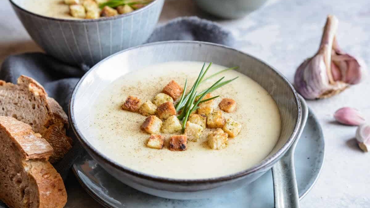 Soupe à l’ail au Thermomix, crémeuse et facile à réaliser