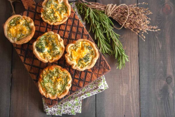 Mini-quiches aux légumes de printemps : Parfaites pour un apéritif de Pâques Mini-quiches aux légumes de printemps : Parfaites pour un apéritif de Pâques