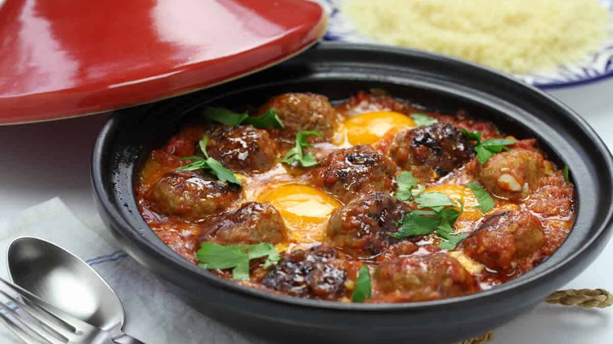 Tajine de Kefta aux œufs : Un plat traditionnel marocain savoureux et riche