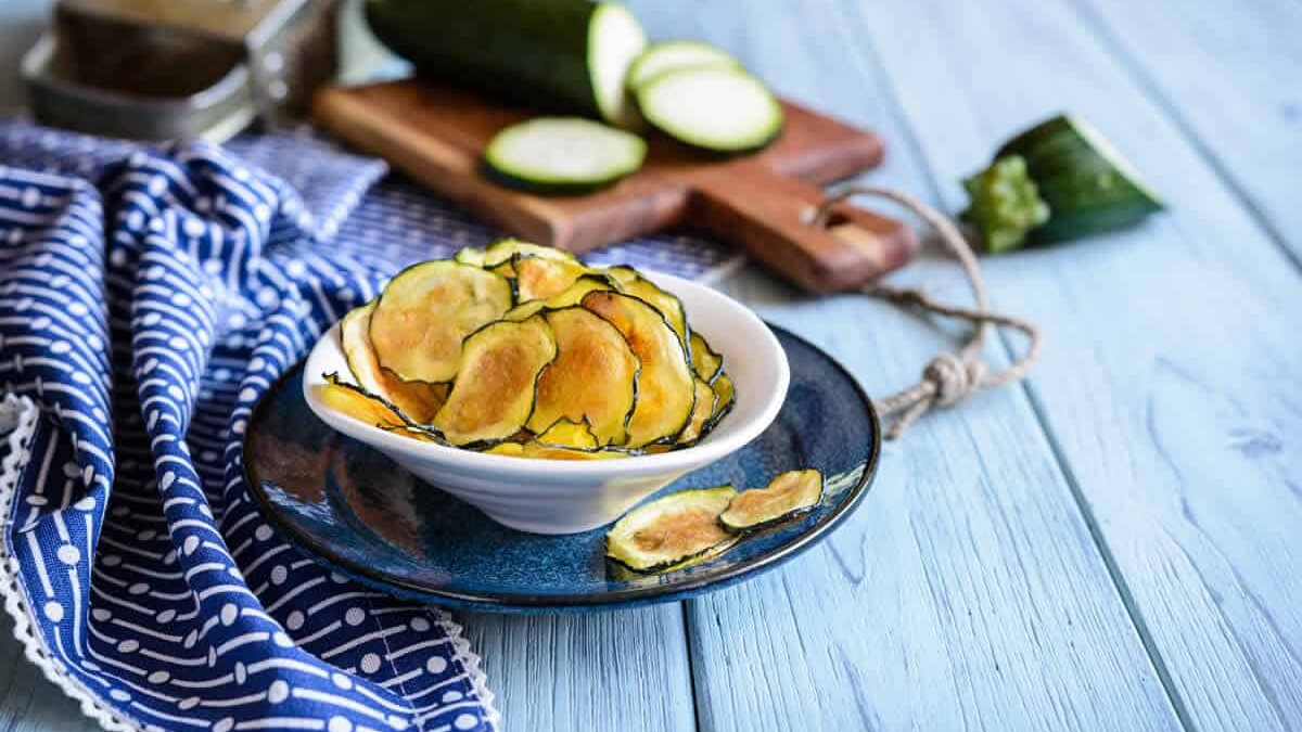 Transformez vos légumes en snack délicieux : Les chips de courgettes au four