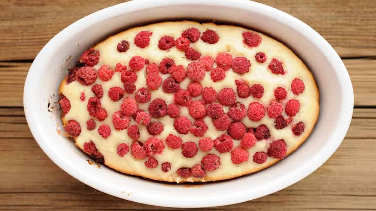 Clafoutis aux petits suisses et framboises : Une fusion exquise de fruits rouges et de crémeux