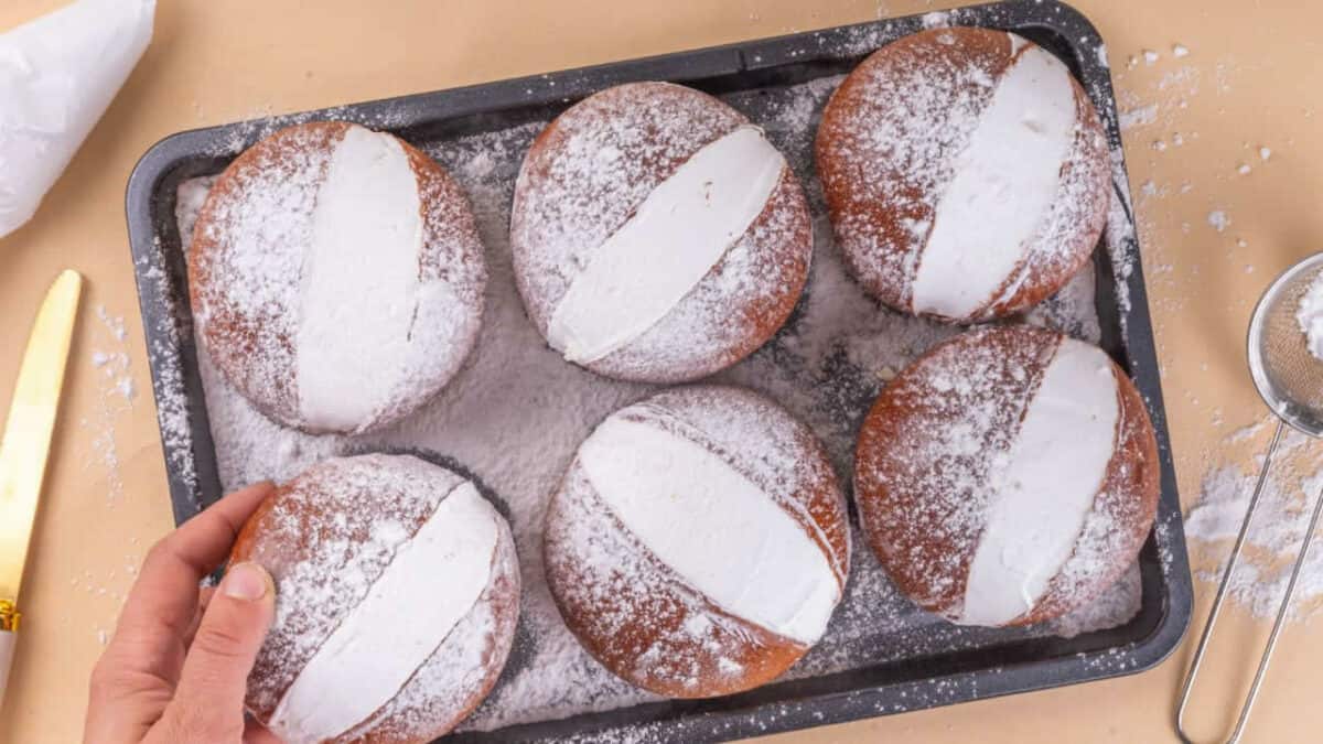 Maritozzi à la crème : Des petites brioches moelleuses garnies de chantilly