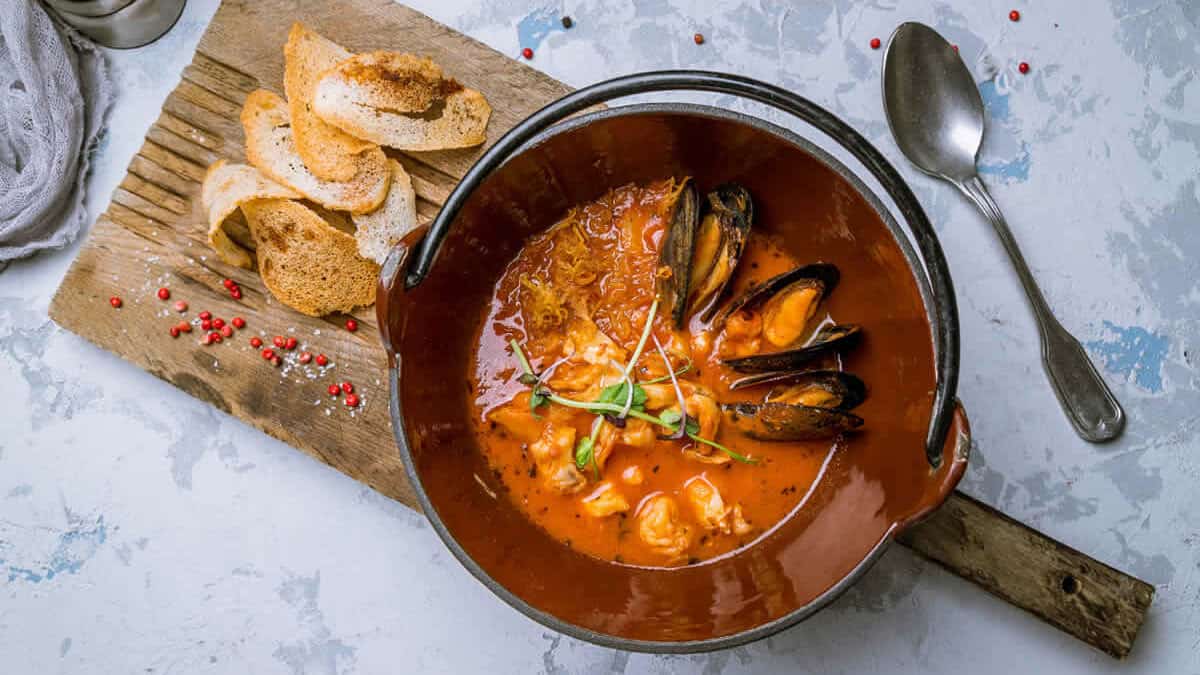 Bouillabaisse Marseillaise: Un plat succulent qui ravira toutes les papilles